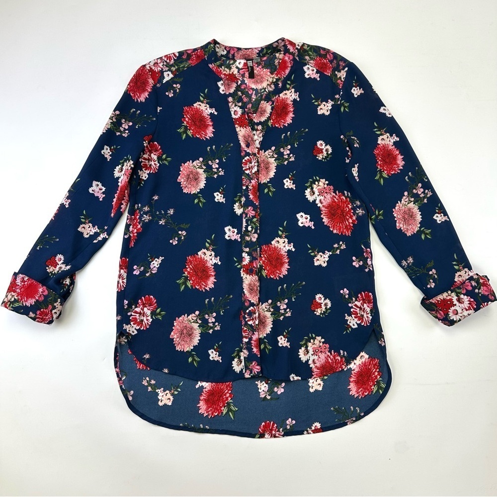 Kut from the Kloth navy red floral button down blouse Size XS Vneck French cuff